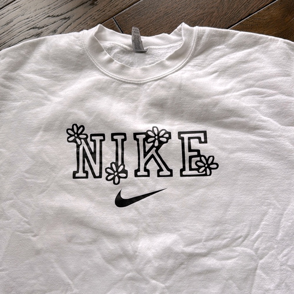 Adorable NIKE Inspired Gildan Women's Daisy Graphic White Crewneck Sweatshirt- M